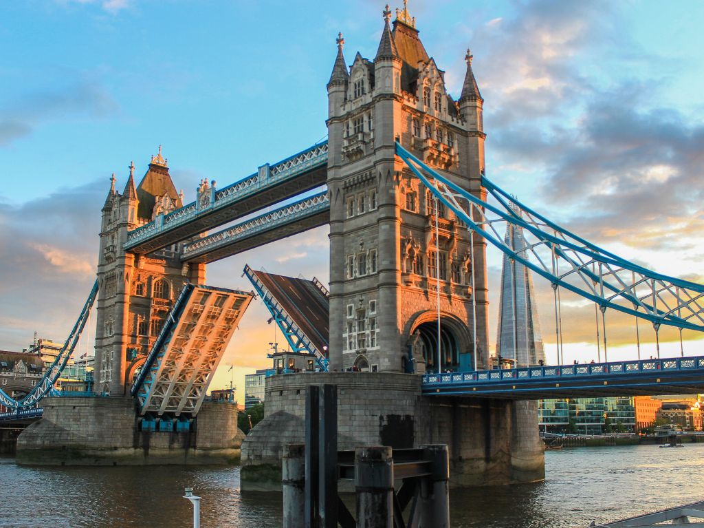 1. Embrace the Iconic London Landmarks
